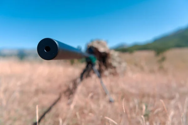 Soldado Del Ejército Sosteniendo Rifle Francotirador Con Alcance Apuntando Bosque — Foto de Stock