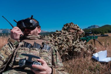 Bir keskin nişancı timi gizli göreve gidiyor. Bölgeyi gözlemlemek için bir asistanın yardımıyla modern savaş taktiksel sanal gerçeklik gözlüğü hava insansız hava aracı askeri teknolojisini hedef alıyor..