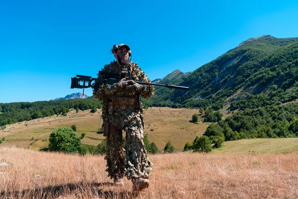 Солдат Армии Держит Снайперскую Винтовку Прицелом Ходит Лесу Война Армия — стоковое фото