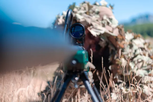 Katonai Katona Kezében Mesterlövész Puska Távcsővel Célja Erdőben Háború Hadsereg — Stock Fotó