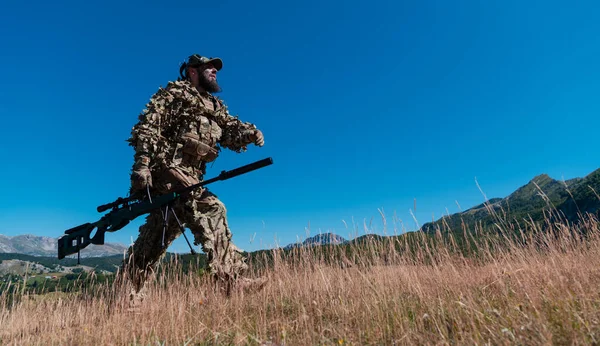 Soldat Armée Tenant Fusil Sniper Avec Portée Marchant Dans Forêt — Photo