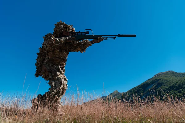 狙撃銃を手にして森を狙う陸軍兵士 技術と人々の概念 高品質の写真 — ストック写真