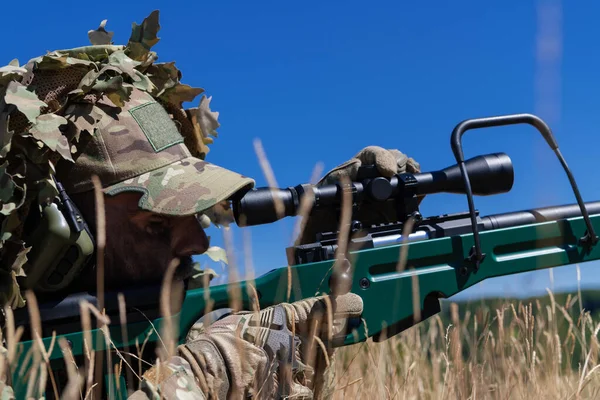 Soldado Del Ejército Sosteniendo Rifle Francotirador Con Alcance Apuntando Bosque —  Fotos de Stock