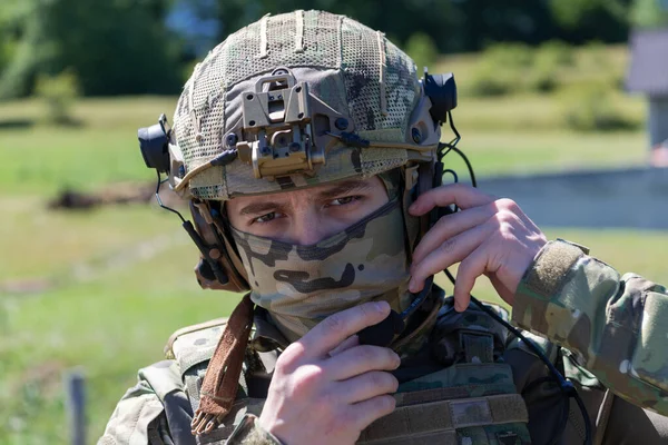 Equipo Soldados Operaciones Especiales Preparando Equipo Táctico Comunicación Para Batalla —  Fotos de Stock