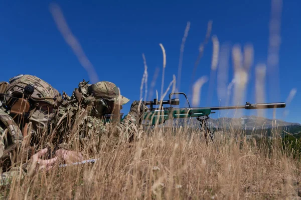 狙击手小队的士兵正在卧底 在一名助手的协助下 观察将成为现代战争目标的地区 战术虚拟现实 护目镜和无人驾驶飞机军事技术 — 图库照片