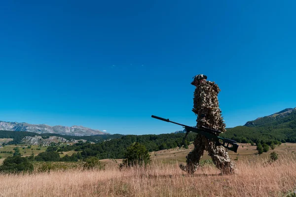 Soldat Armée Tenant Fusil Sniper Avec Portée Marchant Dans Forêt — Photo