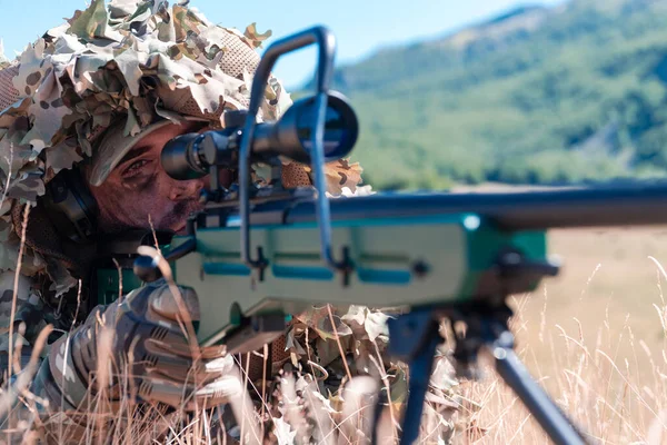 Soldado Del Ejército Sosteniendo Rifle Francotirador Con Alcance Apuntando Bosque —  Fotos de Stock