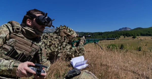 Een Sluipschuttersteam Van Soldaten Gaat Undercover Geassisteerd Door Een Assistent — Stockfoto