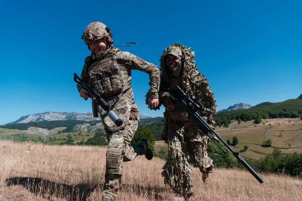 Группа Снайперов Прикрытием Снайпер Ассистент Лидер Команды Ходит Целится Природе — стоковое фото