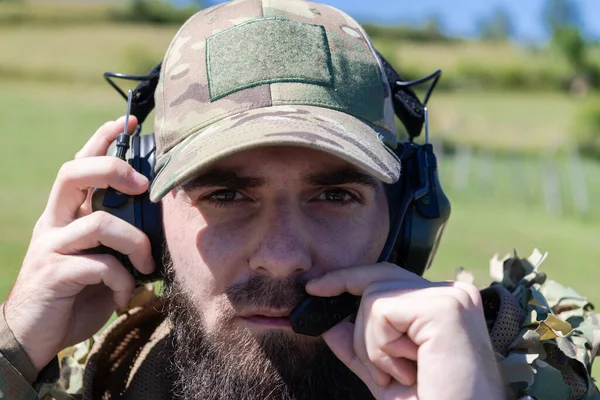 Les Soldats Des Opérations Spéciales Préparent Leur Équipement Tactique Communication — Photo