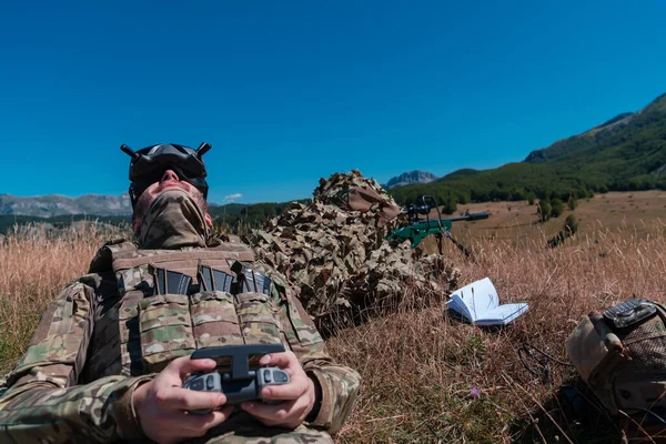 Een Sluipschuttersteam Van Soldaten Gaat Undercover Geassisteerd Door Een Assistent — Stockfoto