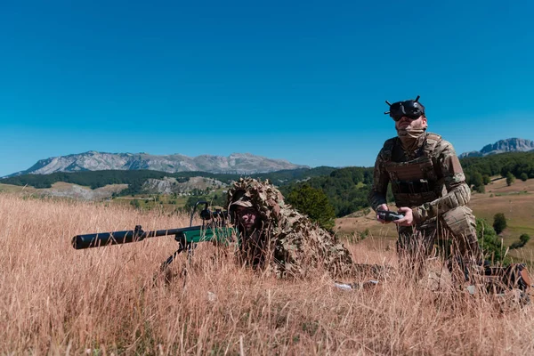 Een Sluipschuttersteam Van Soldaten Gaat Undercover Geassisteerd Door Een Assistent — Stockfoto