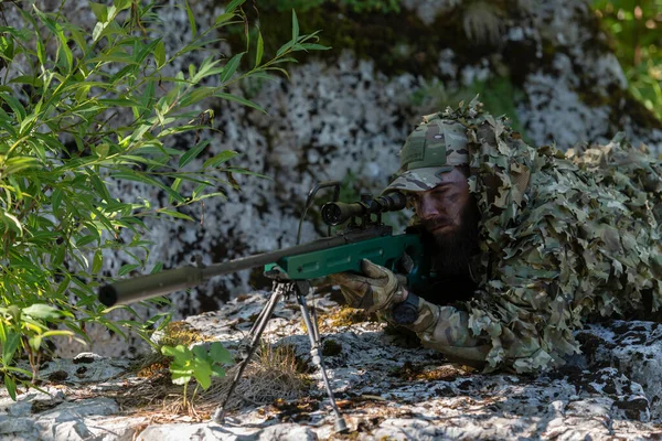 Soldat Armée Tenant Fusil Sniper Avec Portée Visant Dans Forêt — Photo