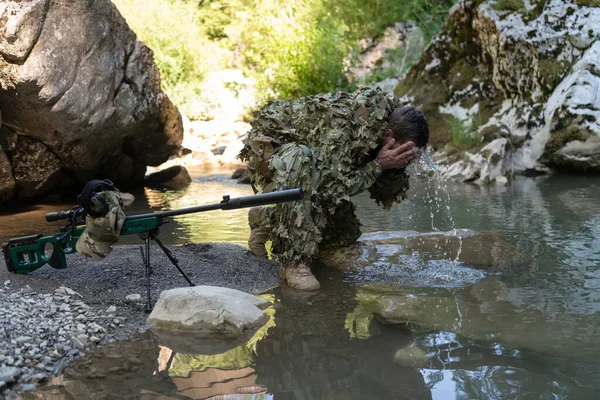 Soldaat Camouflagepak Die Zoet Water Uit Rivier Drinkt Militair Sluipschuttersgeweer — Stockfoto