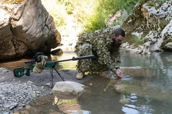 Soldaat Camouflagepak Die Zoet Water Uit Rivier Drinkt Militair Sluipschuttersgeweer — Stockfoto