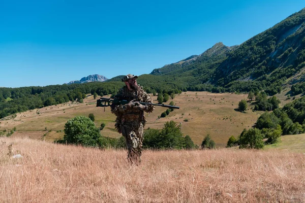 狙撃銃を持った陸軍兵士が森の中を歩く 技術と人々の概念 高品質の写真 — ストック写真