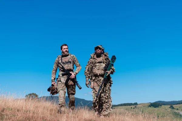 Een Sluipschuttersteam Van Soldaten Gaat Undercover Scherpschutter Assistent Teamleider Wandelen — Stockfoto