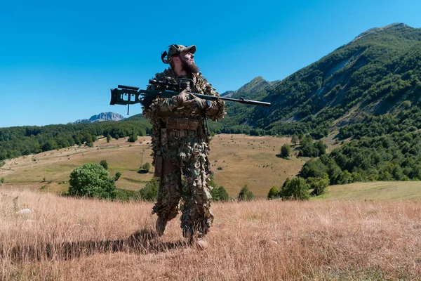 Soldato Dell Esercito Possesso Fucile Cecchino Con Scopo Camminare Nella — Foto Stock