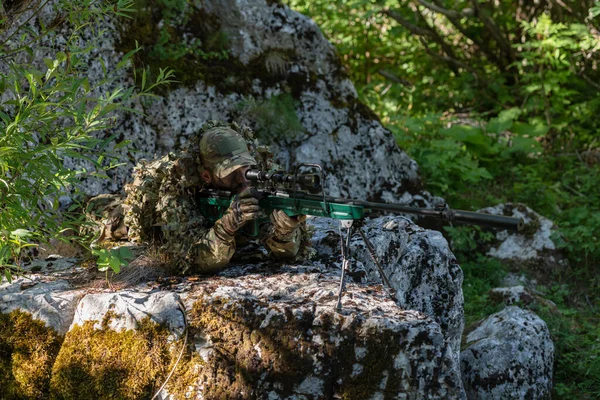 Ordu Askeri Dürbünlü Keskin Nişancı Tüfeği Tutuyor Ormana Nişan Alıyor — Stok fotoğraf