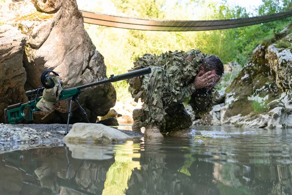 Soldaat Camouflagepak Die Zoet Water Uit Rivier Drinkt Militair Sluipschuttersgeweer — Stockfoto