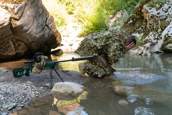 Soldaat Camouflagepak Die Zoet Water Uit Rivier Drinkt Militair Sluipschuttersgeweer — Stockfoto