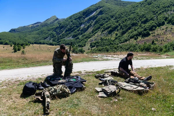 Specjalny Oddział Żołnierzy Przygotowuje Sprzęt Taktyczny Komunikacyjny Walki Zespół Snajperów — Zdjęcie stockowe