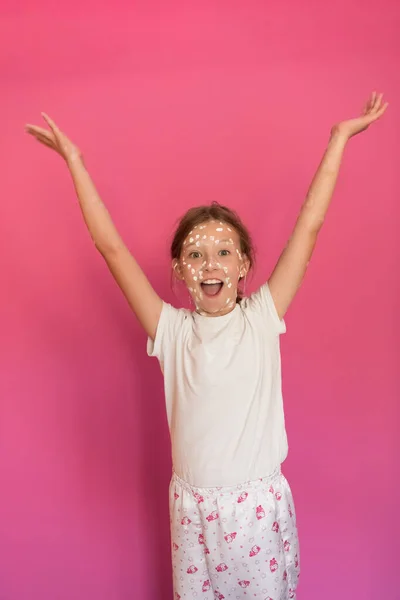 Porträt Eines Kleinen Schulmädchens Mit Windpocken Antiseptischer Creme Auf Gesicht — Stockfoto