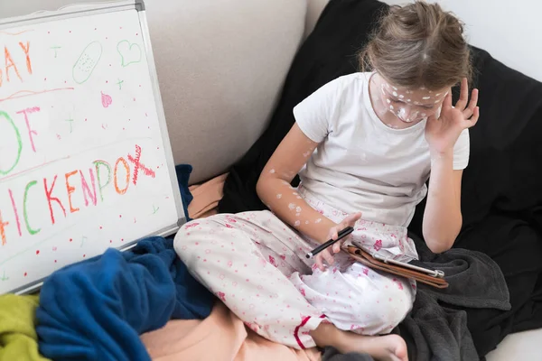 Horní Pohled Školačku Neštovicemi Hrající Kreativní Hry Tabletu Odpočívající Pohovce — Stock fotografie