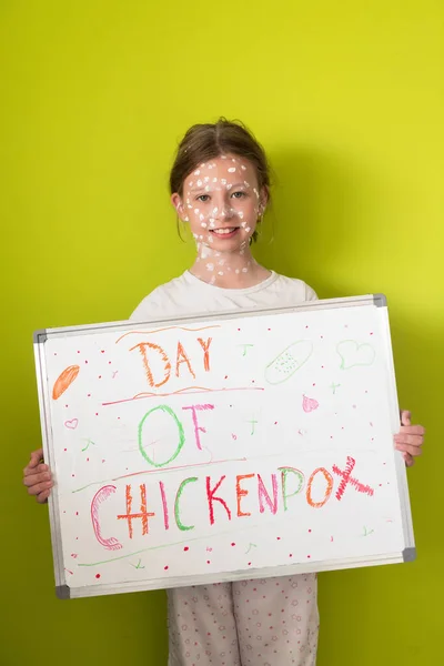水痘を持つ小さな女子高生が子供部屋のホワイトボードにメッセージを描き 顔や体に防腐クリームが適用されます 黒板の背景 高品質の写真 — ストック写真
