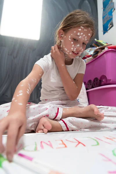 Kleines Schulmädchen Mit Windpocken Zeichnung Auf Weißem Brett Kinderzimmer Antiseptische — Stockfoto