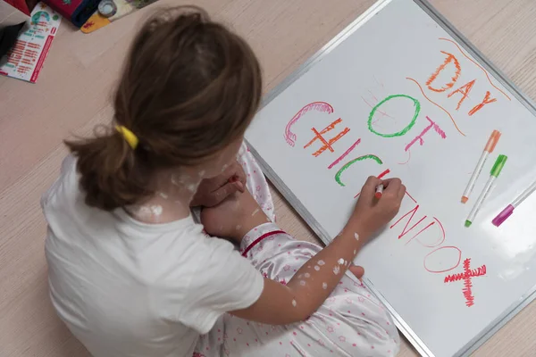 Visão Superior Menina Escola Com Varicela Desenho Placa Branca Sala — Fotografia de Stock