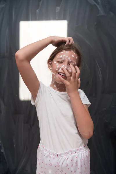 Retrato Uma Menina Escola Com Varicela Creme Séptico Aplicado Rosto — Fotografia de Stock