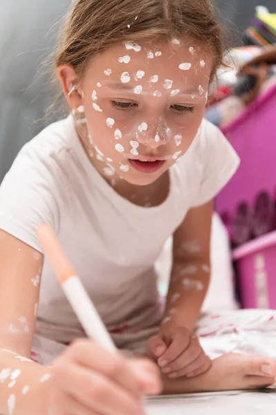 Kleines Schulmädchen Mit Windpocken Zeichnung Auf Weißem Brett Kinderzimmer Antiseptische — Stockfoto