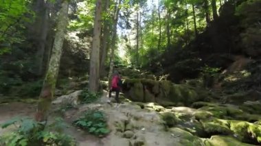 Kamera, bin yıllık hippi genç bir kadının gün batımında kurak bir nehir ya da dere üzerinden dağın tepesine tırmanıp kayaların, gençliğin ve mutluluğun tepesine atlamasını izliyor. Yüksek kalite 4k görüntü
