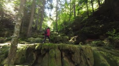 Kamera, bin yıllık hippi genç bir kadının gün batımında kurak bir nehir ya da dere üzerinden dağın tepesine tırmanıp kayaların, gençliğin ve mutluluğun tepesine atlamasını izliyor. Yüksek kalite 4k görüntü
