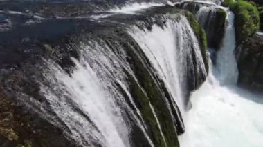 FPV Aerial doğal manzara nehri Una 'da Strbacki Buk şelalesiyle ağaçların altındaki yoğun yeşil ormanda uçma becerisini yakaladı. Yüksek kalite 4k görüntü