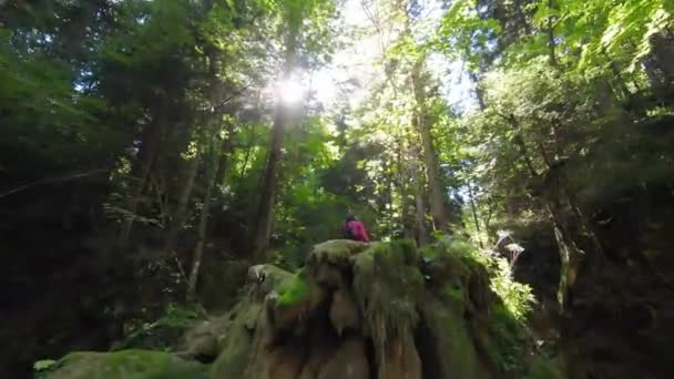 Cámara Sigue Hipster Joven Milenaria Con Chaqueta Roja Trekking Cima — Vídeos de Stock