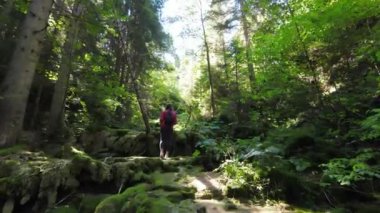 Kamera, bin yıllık hippi genç bir kadının gün batımında kurak bir nehir ya da dere üzerinden dağın tepesine tırmanıp kayaların, gençliğin ve mutluluğun tepesine atlamasını izliyor. Yüksek kalite 4k görüntü