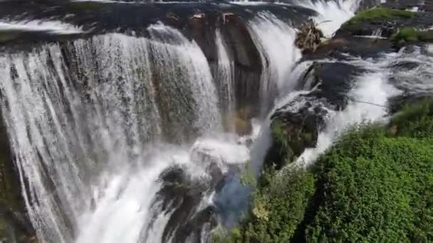 Fpv Luftaufnahmen Geschickten Fliegen Natürlichen Landschaft Fluss Una Mit Wasserfall — Stockvideo