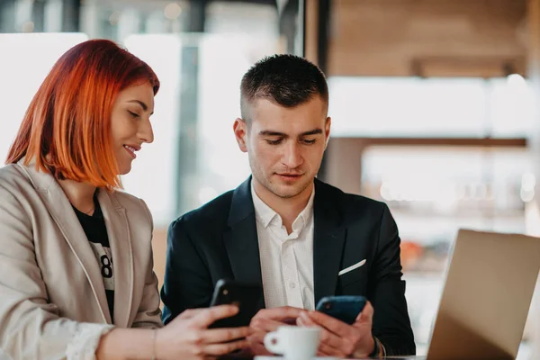 Empresarios Empresarias Utilizan Dispositivos Modernos Portátiles Tabletas Teléfonos Inteligentes Organizan —  Fotos de Stock