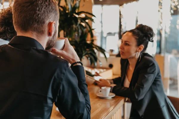 Grupo Amigos Pasando Rato Café Entre Ellos Hay Una Tableta —  Fotos de Stock