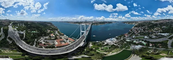 Стамбульський Міст Босфора Місто Скайлайн Задньому Плані Турецьким Прапором Beautiful — стокове фото