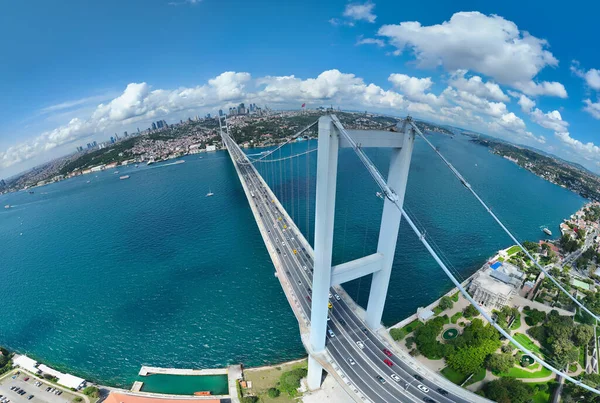 Стамбульський Міст Босфора Місто Скайлайн Задньому Плані Турецьким Прапором Beautiful — стокове фото