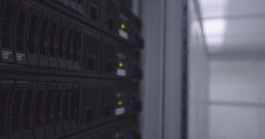 Büyük veri merkezi ofis alanındaki sunucu odası rafına yakın çekim. Veritabanı koridorunda sunucu rafları yanıp sönüyor. Render veya cryptocy maden çiftliğinin karmaşık altyapısı. Yüksek kalite 4k görüntü