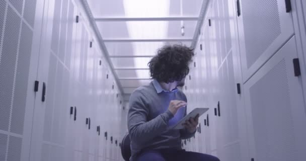 Ingeniero Especialista Ciencias Los Datos Que Trabaja Tablet Sala Servidores — Vídeo de stock