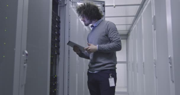 Inženýr Nebo Specialista Datovou Vědu Pracující Tabletu Serverovně Moderním Cloudovém — Stock video