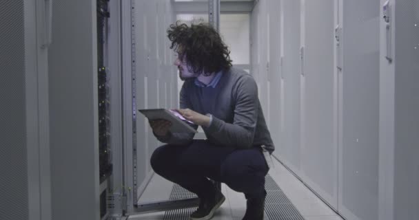 Inženýr Nebo Specialista Datovou Vědu Pracující Tabletu Serverovně Moderním Cloudovém — Stock video