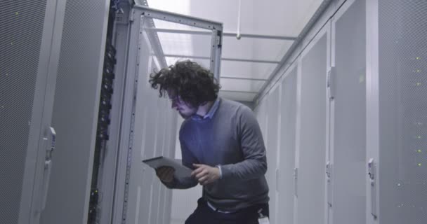 Инженер Специалист Информатике Работающий Над Планшетным Компьютером Серверной Современном Облачном — стоковое видео