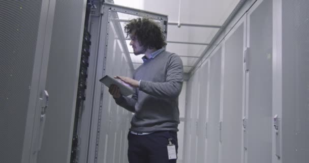 Engenheiro Especialista Ciência Dados Trabalhando Computador Tablet Sala Servidores Moderno — Vídeo de Stock