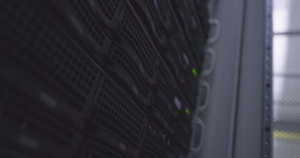 Närbild Serverrum Rack Big Data Center Kontorsyta Serverhyllorna Blinkar Databaskorridoren — Stockvideo